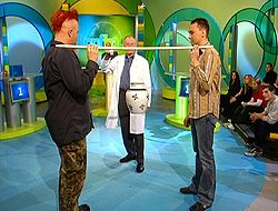 Experimentator Theo Schmitz mit Gästen beim Experiment; Rechte: WDR-Fernsehen 2003