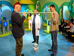 Experimentator Theo Schmitz mit Gästen beim Experiment; Rechte: WDR-Fernsehen 2003